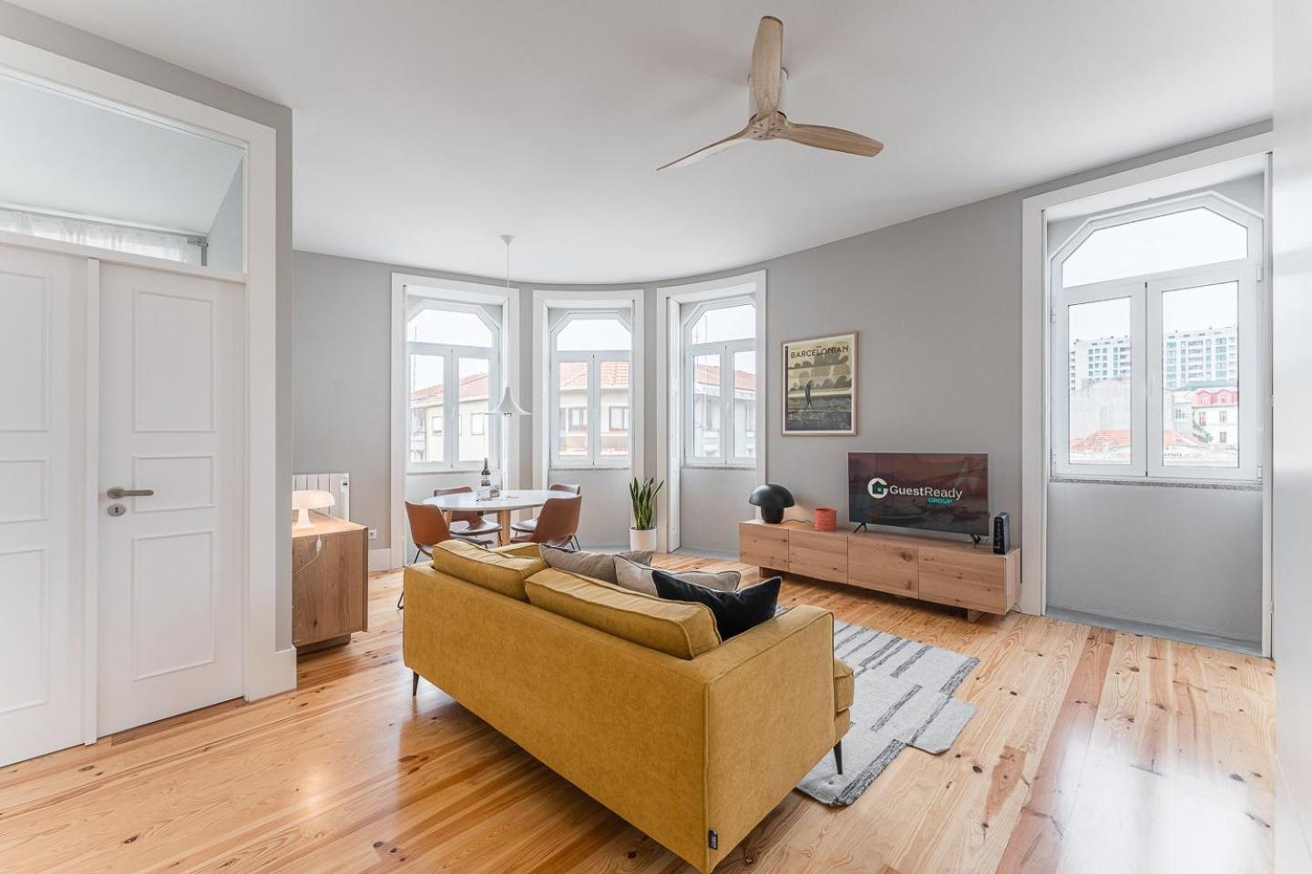 GuestReady - Colorful Apt near 24 de Agosto Station Porto Exterior foto
